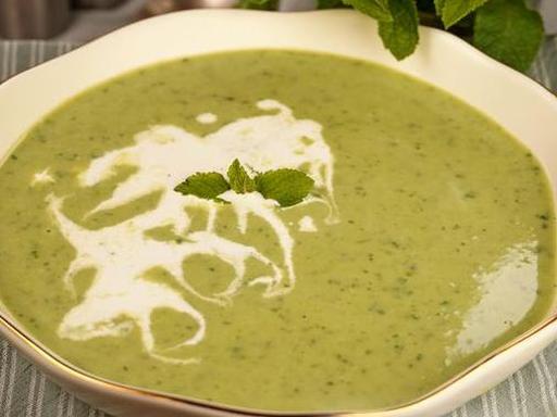 Крем-суп із зеленого горошку з м'ятою