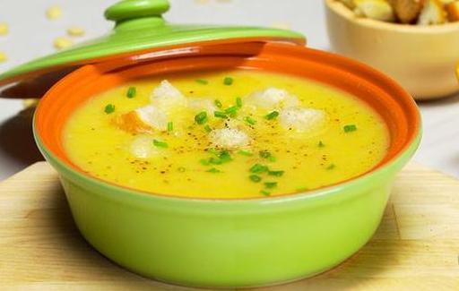 Гороховий суп-пюре з беконом та букетом гарні