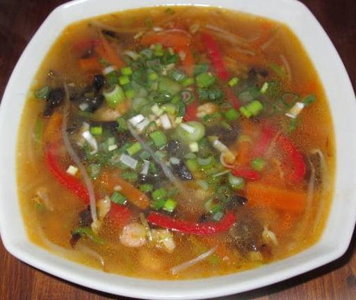 Китайский рыбный суп с овощами и грибами муэр