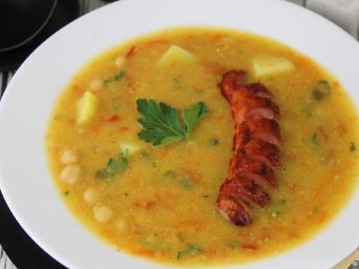 Густий нутовий суп із запеченими сосисками