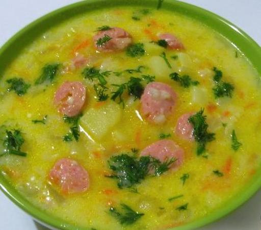 Сирний суп з куркою, сосисками та рисом