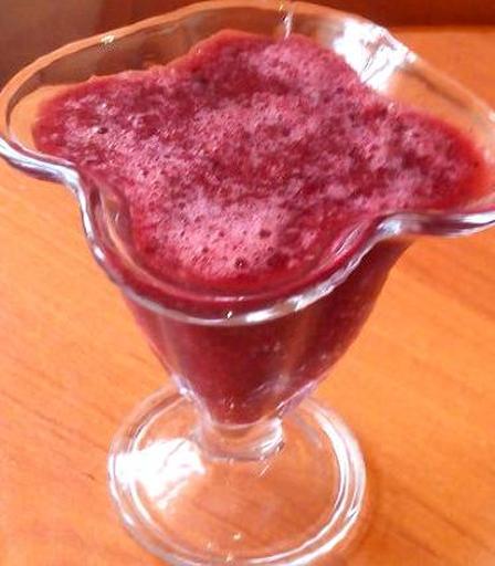 Холодний полуничний суп з базиліком