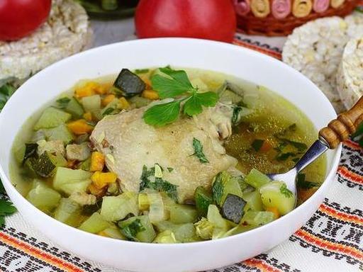 Курячий суп із цукіні та селерою