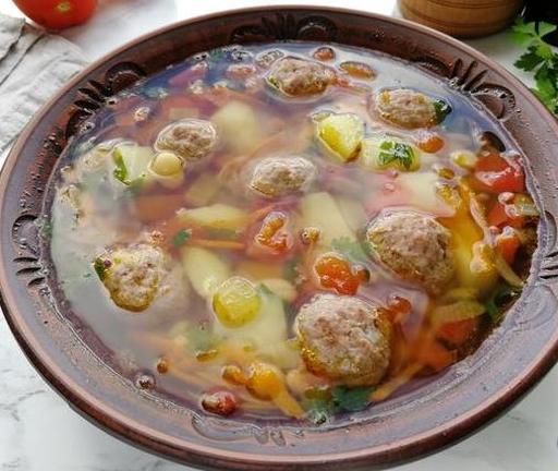 Суп з фрикадельками та консервованою квасолею