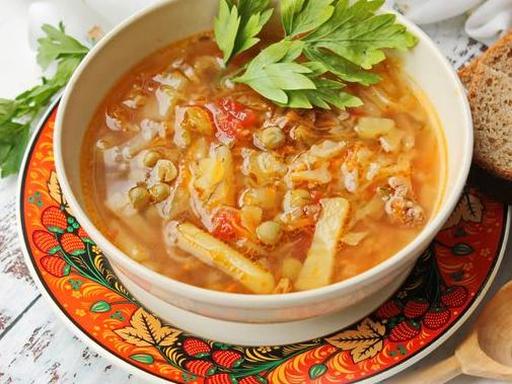 Щі з солоними огірками та консервованим горошком