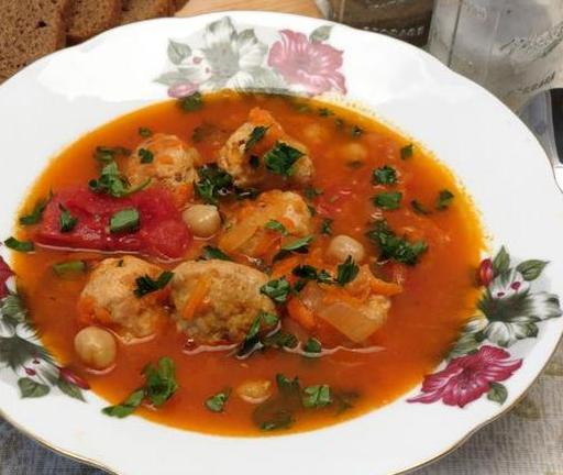 Томатний суп з нутом та м'ясними фрикадельками