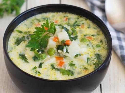 Суп зі шпинатом, зеленим горошком, рисом і вершковим сиром