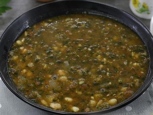 Томатный суп со шпинатом и фасолью