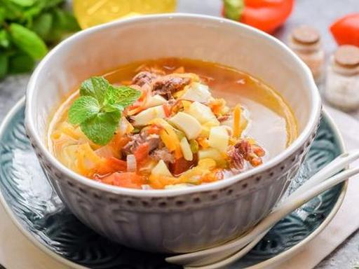 Суп з тушонкою, консервованим горошком та сиром