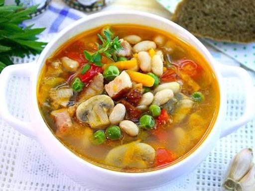 Суп з овочами, беконом і квасолею