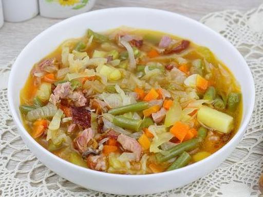 Айнтопф з копченими реберцями, капустою та стручковою квасолею