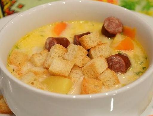 Сирний суп з копченими ковбасками