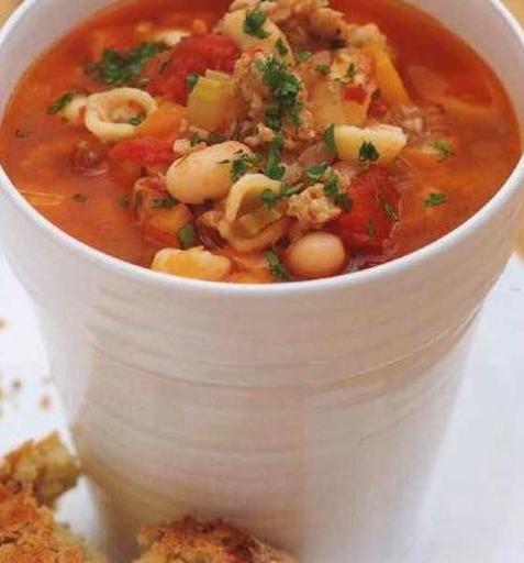 Томатный суп с фаршем, фасолью и пастой