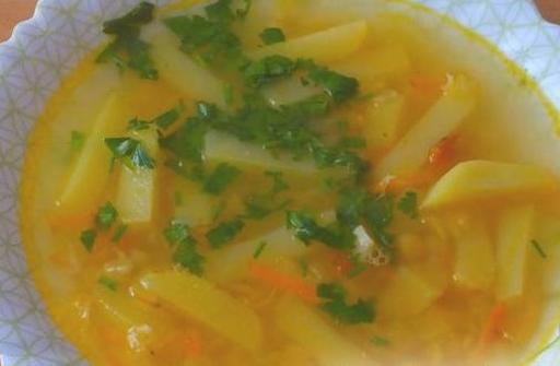 Гороховий суп з картоплею на курячому бульйоні