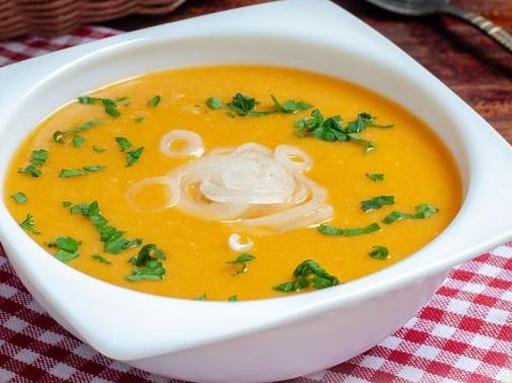 Суп-пюре з гороху та сочевиці, з маринованою цибулею