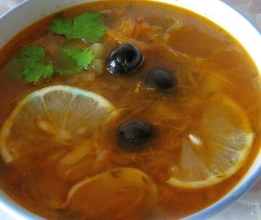 Солянка с капустой, грибами и консервированной рыбой