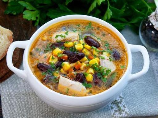 Острый куриный суп со сливками, кукурузой и фасолью