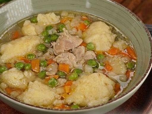 Куриный суп с манными клёцками, зелёным горошком и сельдереем