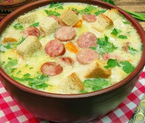 Сирний суп з копченими ковбасками, картоплею та рисом