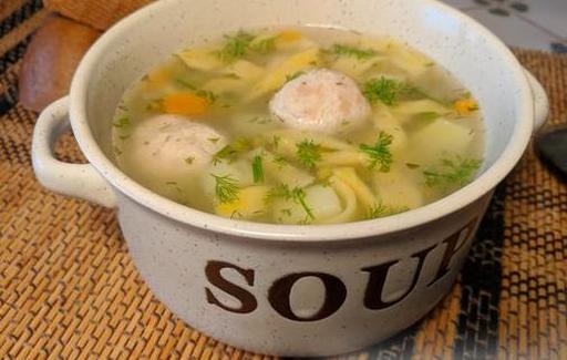 Суп з фрикадельками, морквяною локшиною та зеленим горошком