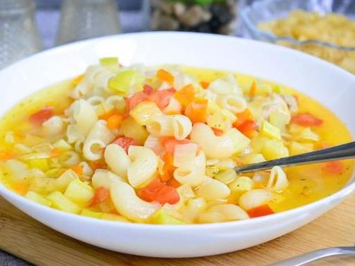 Курячий суп з кабачками, помідорами та макаронами