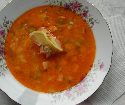 Розсольник з консервованим лососем