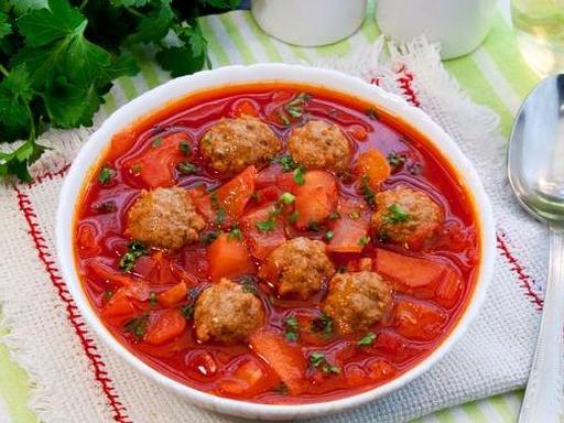 Суп на томатному соці з буряком, капустою та фрикадельками