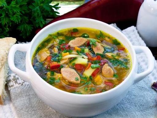 Ситний суп із сосисками, вермішеллю та овочами