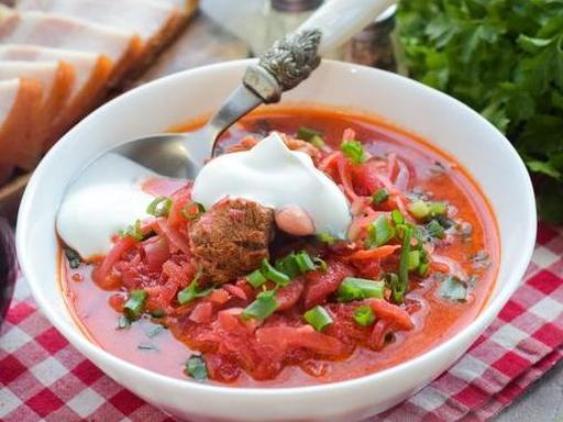 Червоний борщ з квасолею та солоними огірками